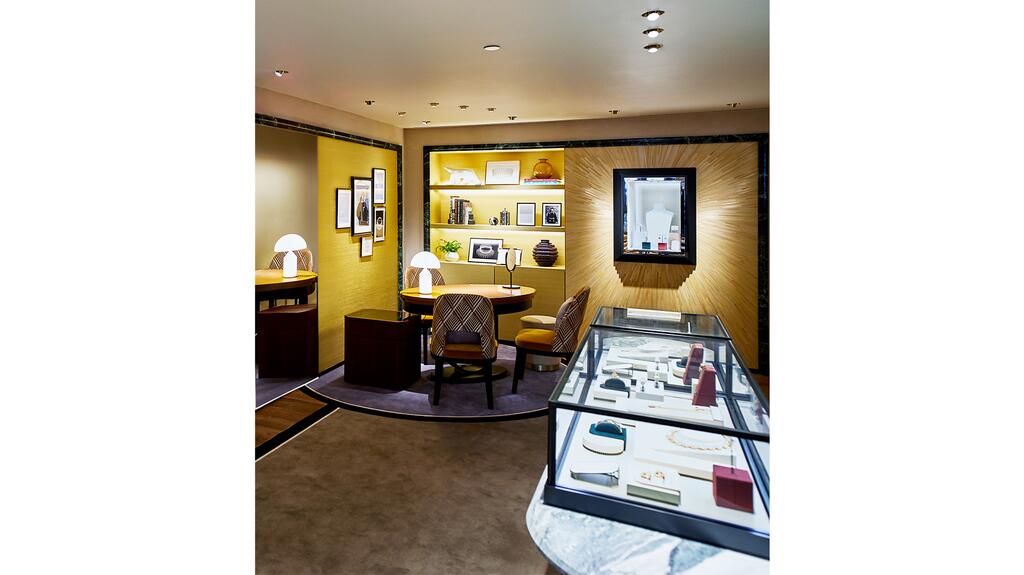 The inside of Boucheron’s Madison Avenue store features a wall of straw marquetry created by French artist Olga Thune-Larsen. This collaboration marks the fifth time that the company has worked with Thune-Larsen on an element for one of its boutiques. Boucheron’s NY Store